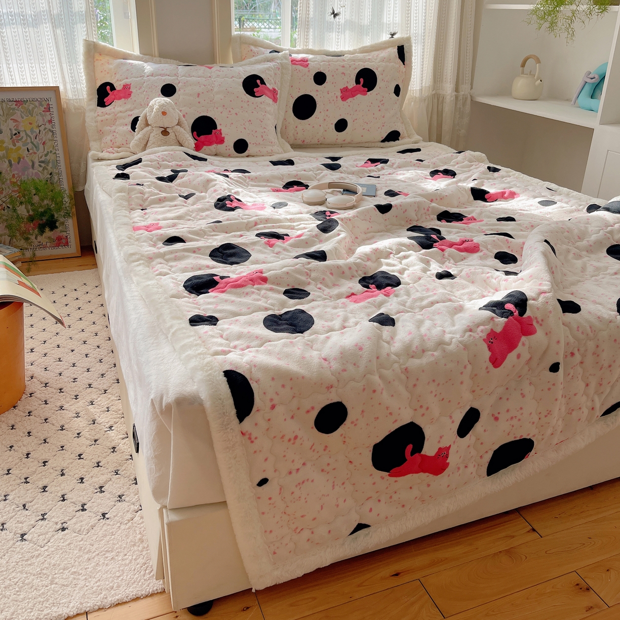 91家纺网 家纺一手货源 找家纺 红嘴企鹅 2025新款高克重牛奶绒印花床护垫床褥 波点猫