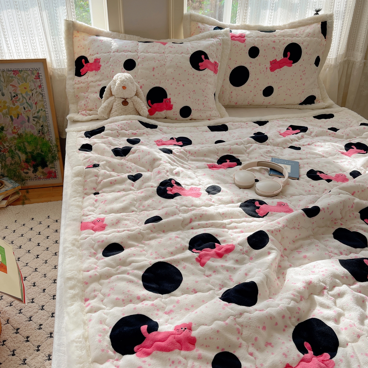 91家纺网 家纺一手货源 找家纺 红嘴企鹅 2025新款高克重牛奶绒印花床护垫床褥 波点猫