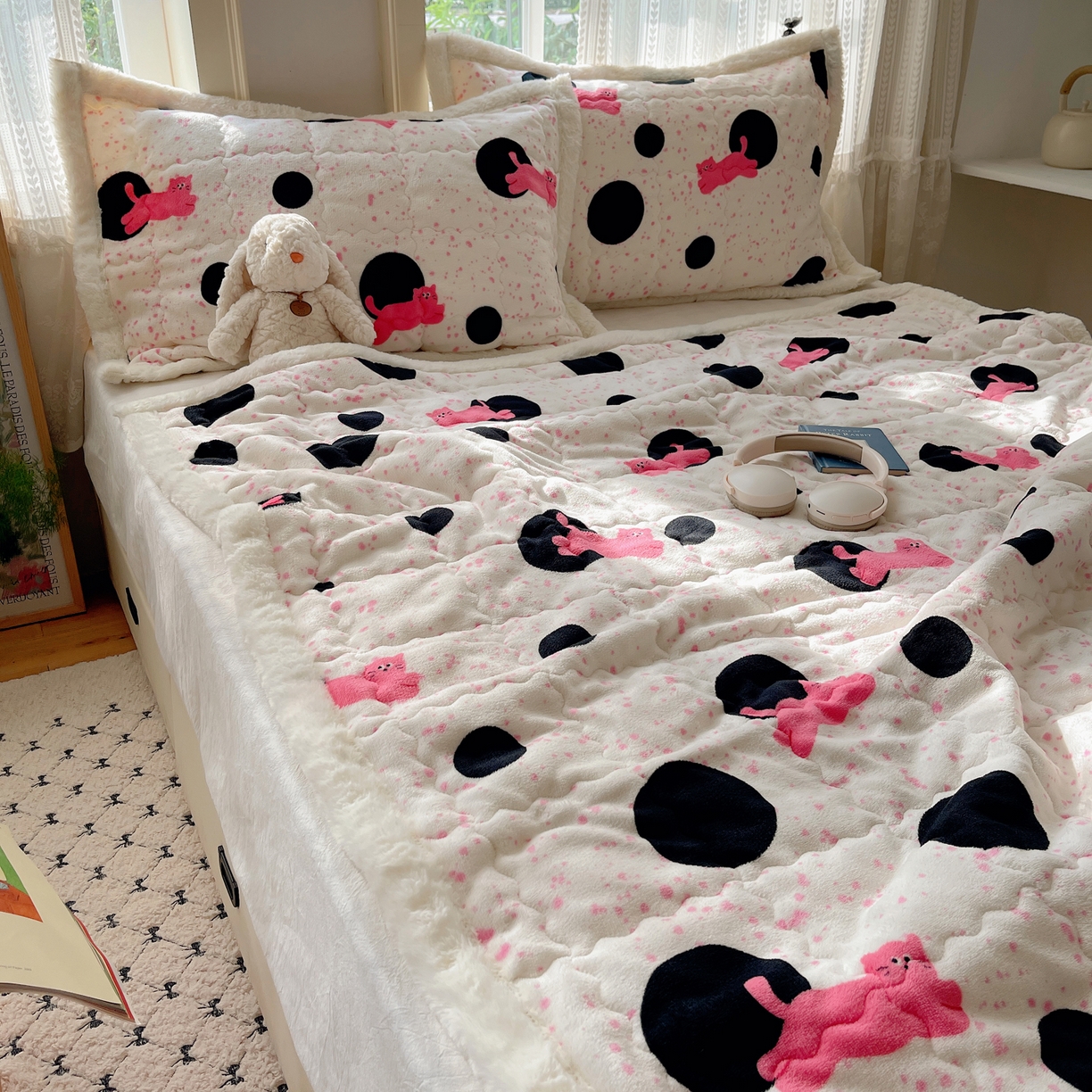 91家纺网 家纺一手货源 找家纺 红嘴企鹅 2025新款高克重牛奶绒印花床护垫床褥 波点猫