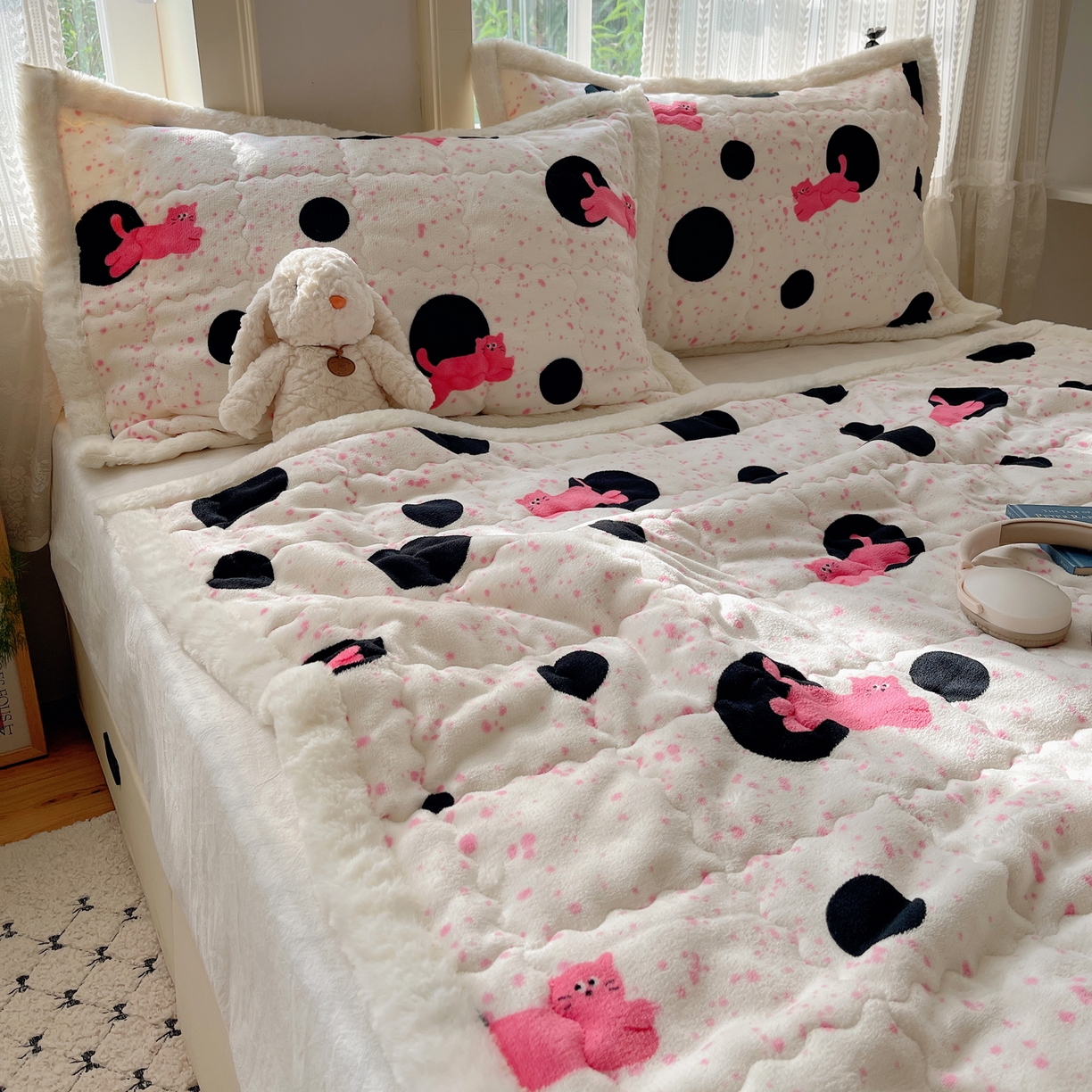 91家纺网 家纺一手货源 找家纺 红嘴企鹅 2025新款高克重牛奶绒印花床护垫床褥 波点猫