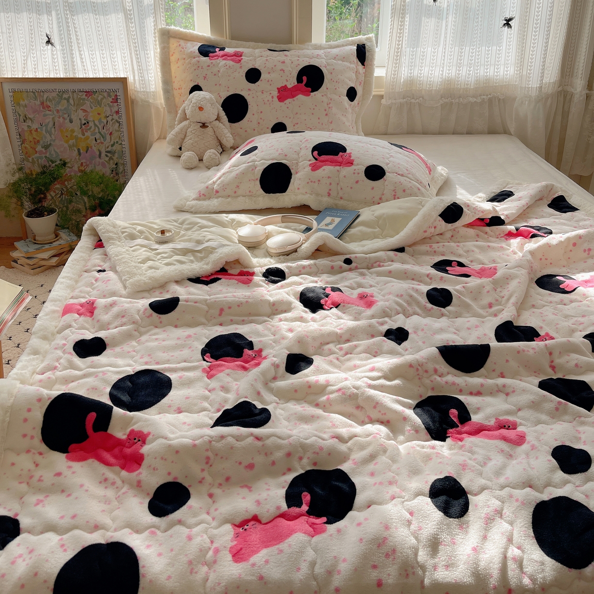 91家纺网 家纺一手货源 找家纺 红嘴企鹅 2025新款高克重牛奶绒印花床护垫床褥 波点猫