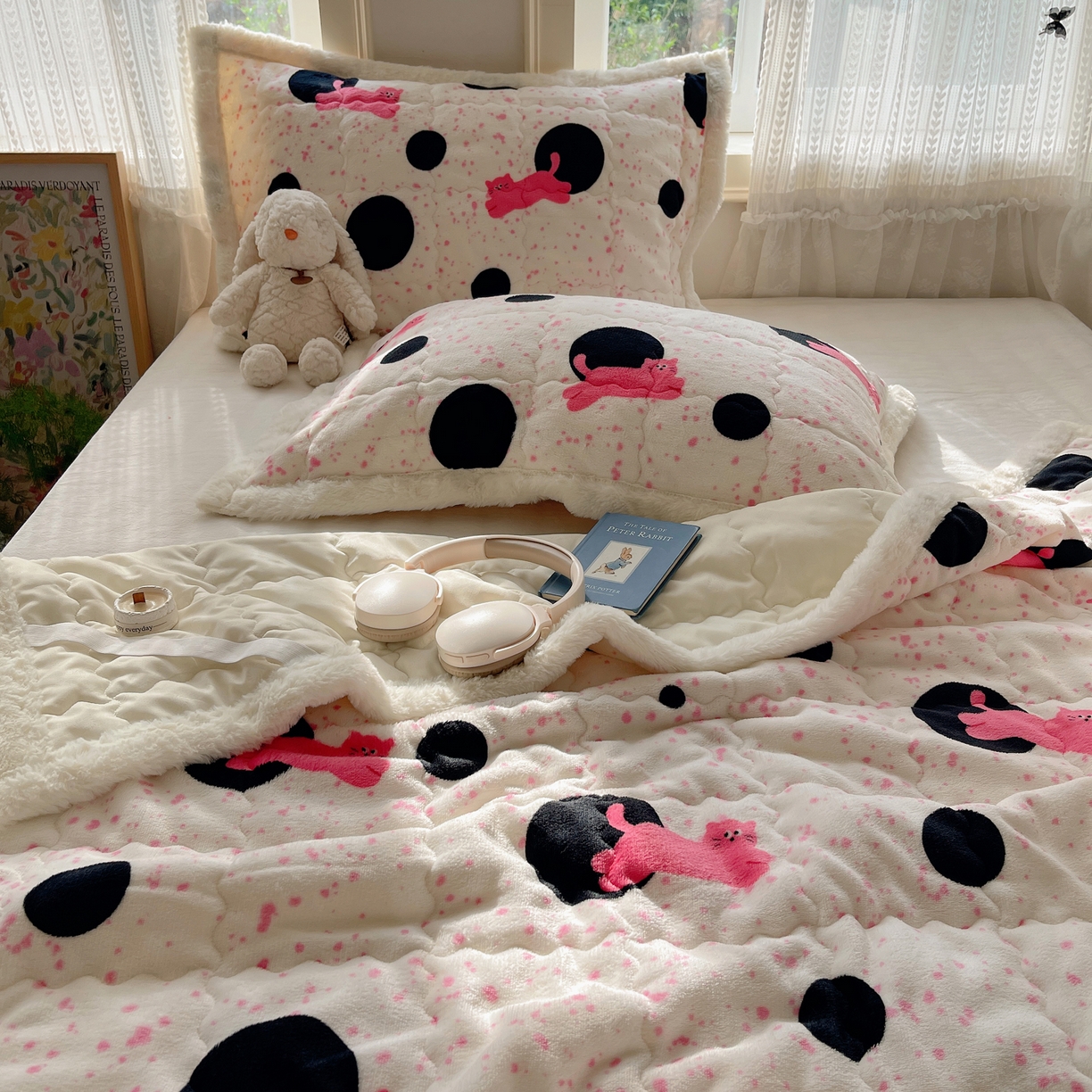 91家纺网 家纺一手货源 找家纺 红嘴企鹅 2025新款高克重牛奶绒印花床护垫床褥 波点猫