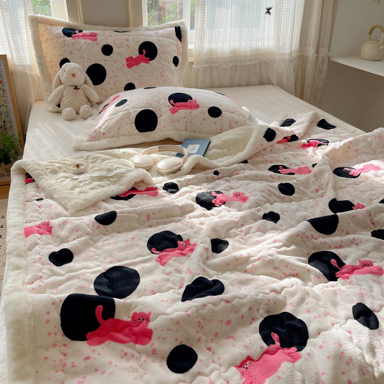 91家纺网 家纺一手货源 找家纺 红嘴企鹅 2025新款高克重牛奶绒印花床护垫床褥 波点猫