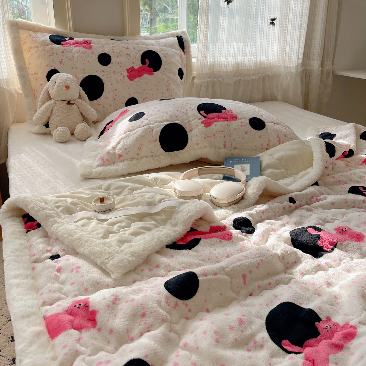 91家纺网 家纺一手货源 找家纺 红嘴企鹅 2025新款高克重牛奶绒印花床护垫床褥 波点猫