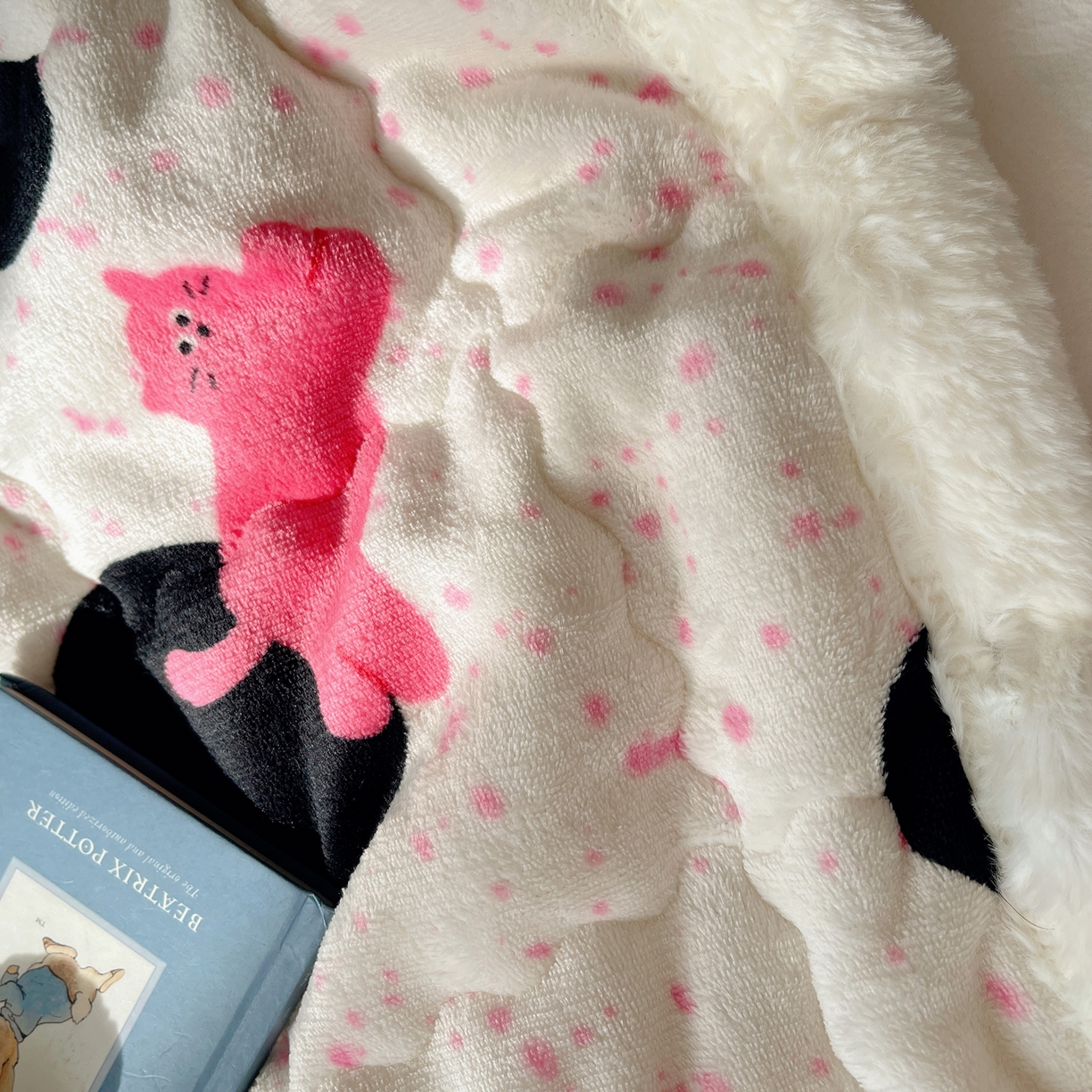 91家纺网 家纺一手货源 找家纺 红嘴企鹅 2025新款高克重牛奶绒印花床护垫床褥 波点猫