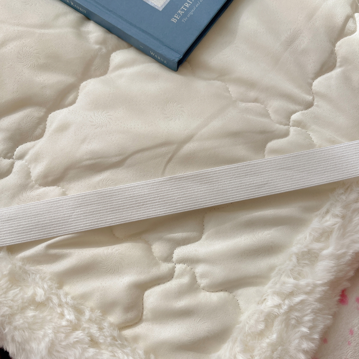 91家纺网 家纺一手货源 找家纺 红嘴企鹅 2025新款高克重牛奶绒印花床护垫床褥 波点猫