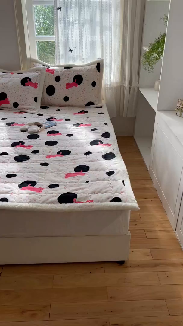 91家纺网 家纺一手货源 找家纺 红嘴企鹅 2025新款高克重牛奶绒印花床护垫床褥 波点猫