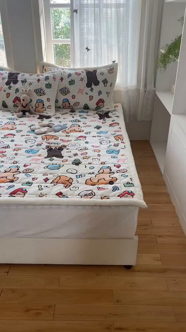 91家纺网 家纺一手货源 找家纺 红嘴企鹅 2025新款高克重牛奶绒印花床护垫床褥 大力