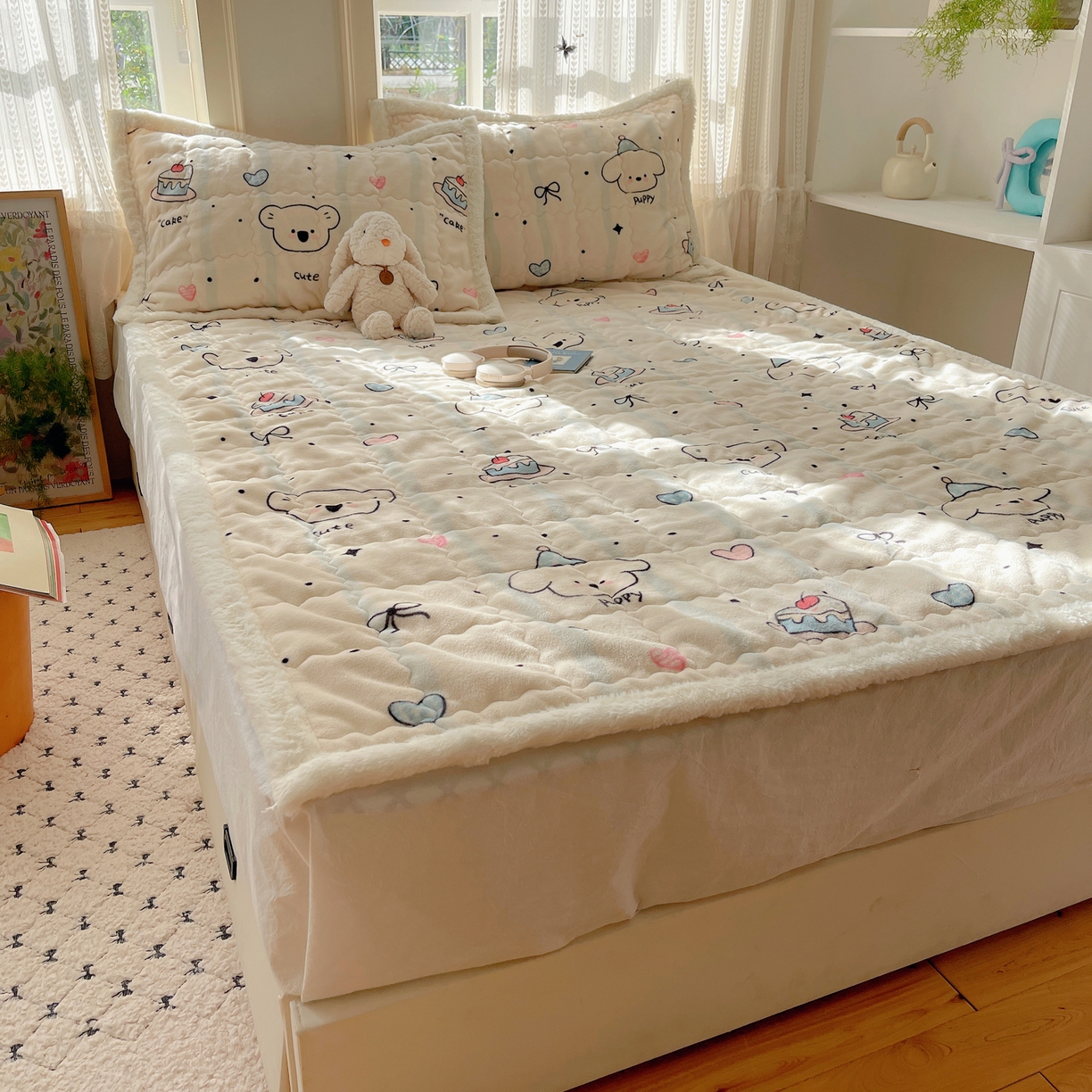 91家纺网 家纺一手货源 找家纺 红嘴企鹅 2025新款高克重牛奶绒印花床护垫床褥 蛋糕狗