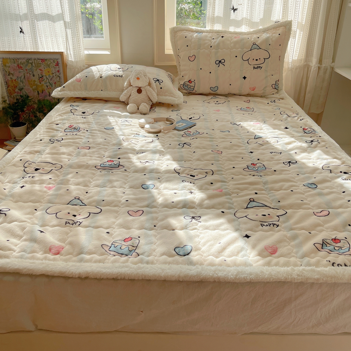 91家纺网 家纺一手货源 找家纺 红嘴企鹅 2025新款高克重牛奶绒印花床护垫床褥 蛋糕狗