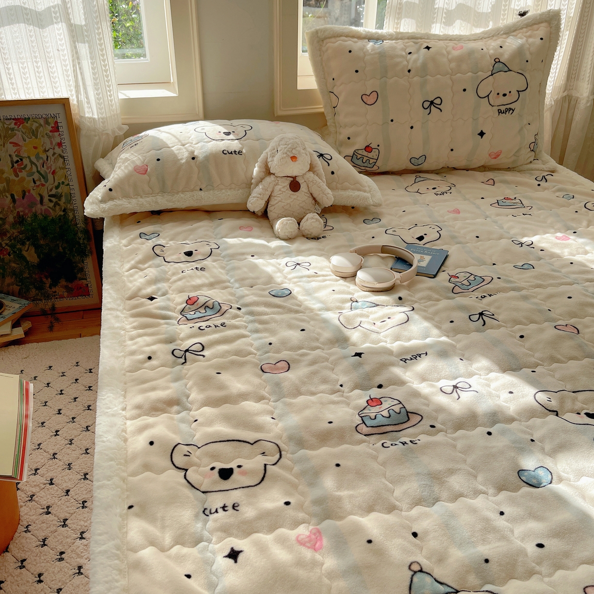 91家纺网 家纺一手货源 找家纺 红嘴企鹅 2025新款高克重牛奶绒印花床护垫床褥 蛋糕狗