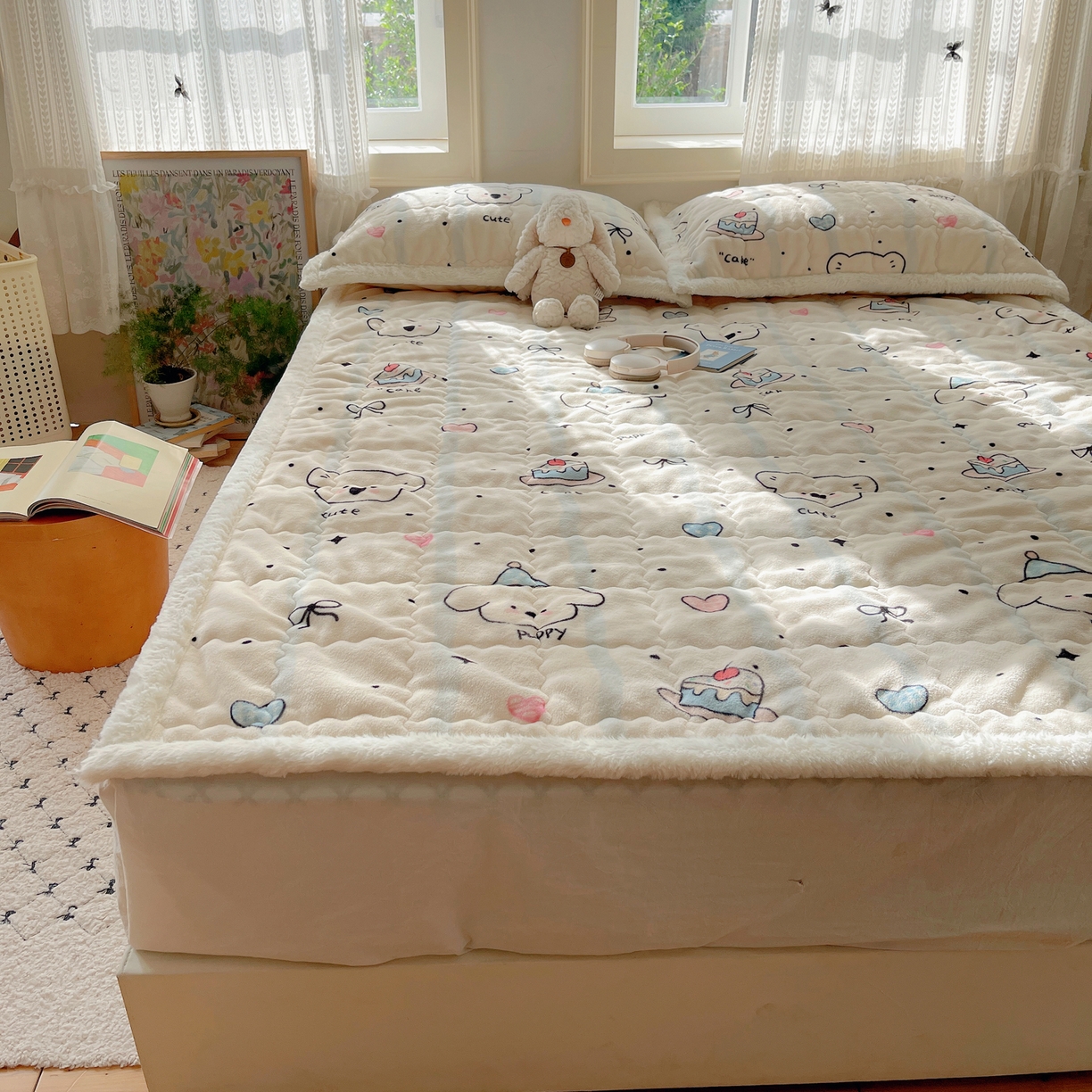 91家纺网 家纺一手货源 找家纺 红嘴企鹅 2025新款高克重牛奶绒印花床护垫床褥 蛋糕狗