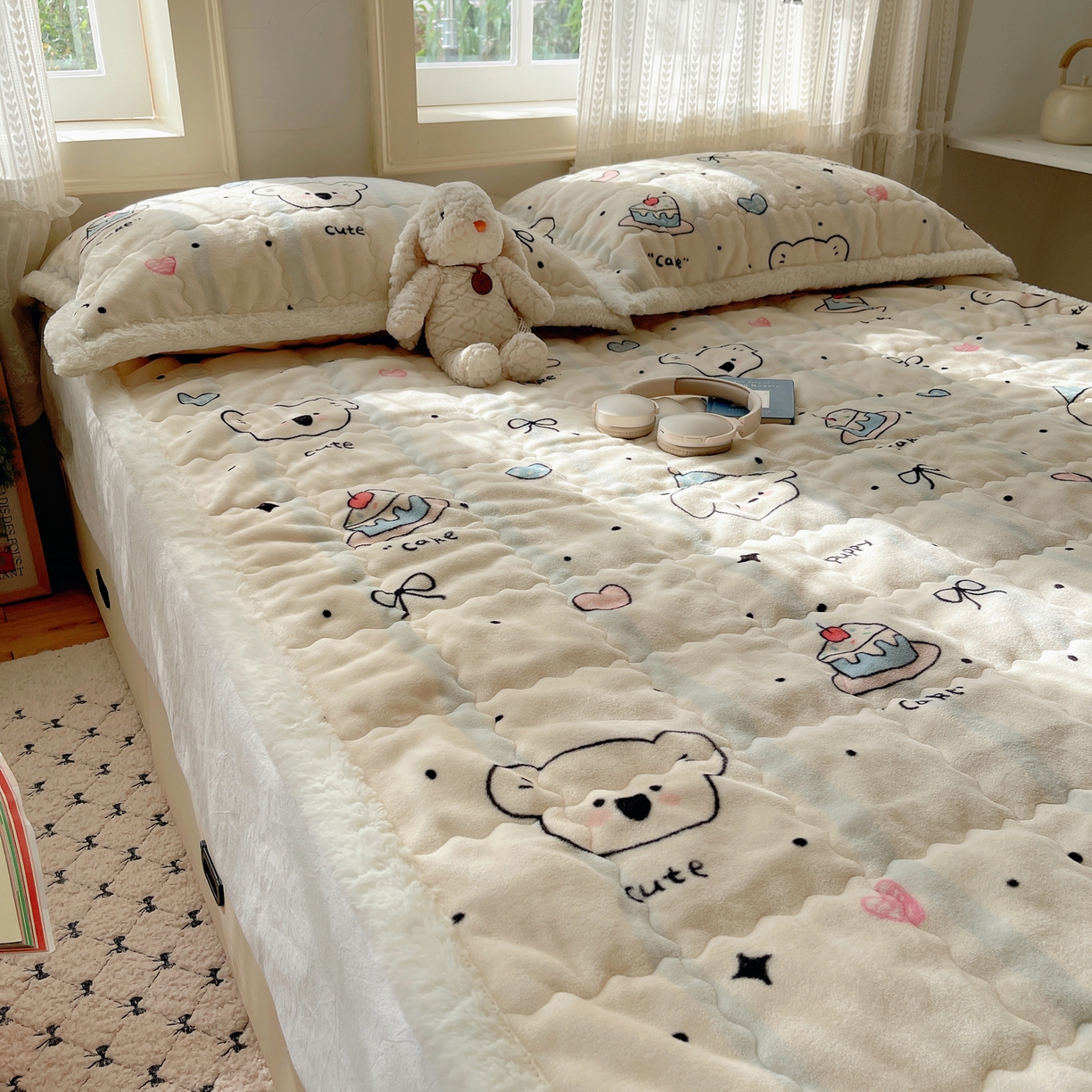 91家纺网 家纺一手货源 找家纺 红嘴企鹅 2025新款高克重牛奶绒印花床护垫床褥 蛋糕狗