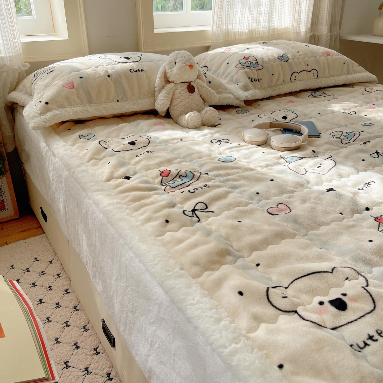 91家纺网 家纺一手货源 找家纺 红嘴企鹅 2025新款高克重牛奶绒印花床护垫床褥 蛋糕狗