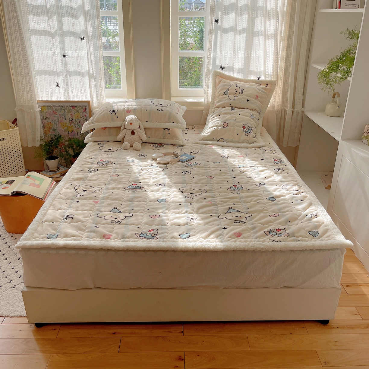 91家纺网 家纺一手货源 找家纺 红嘴企鹅 2025新款高克重牛奶绒印花床护垫床褥 蛋糕狗