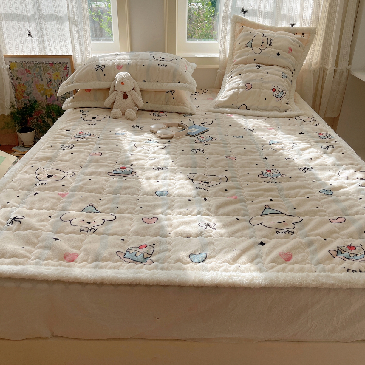 91家纺网 家纺一手货源 找家纺 红嘴企鹅 2025新款高克重牛奶绒印花床护垫床褥 蛋糕狗