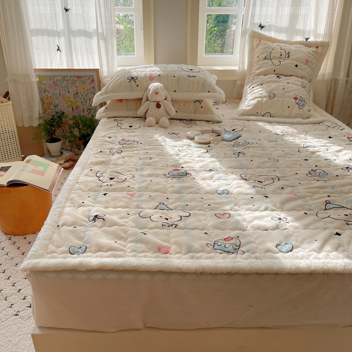 91家纺网 家纺一手货源 找家纺 红嘴企鹅 2025新款高克重牛奶绒印花床护垫床褥 蛋糕狗