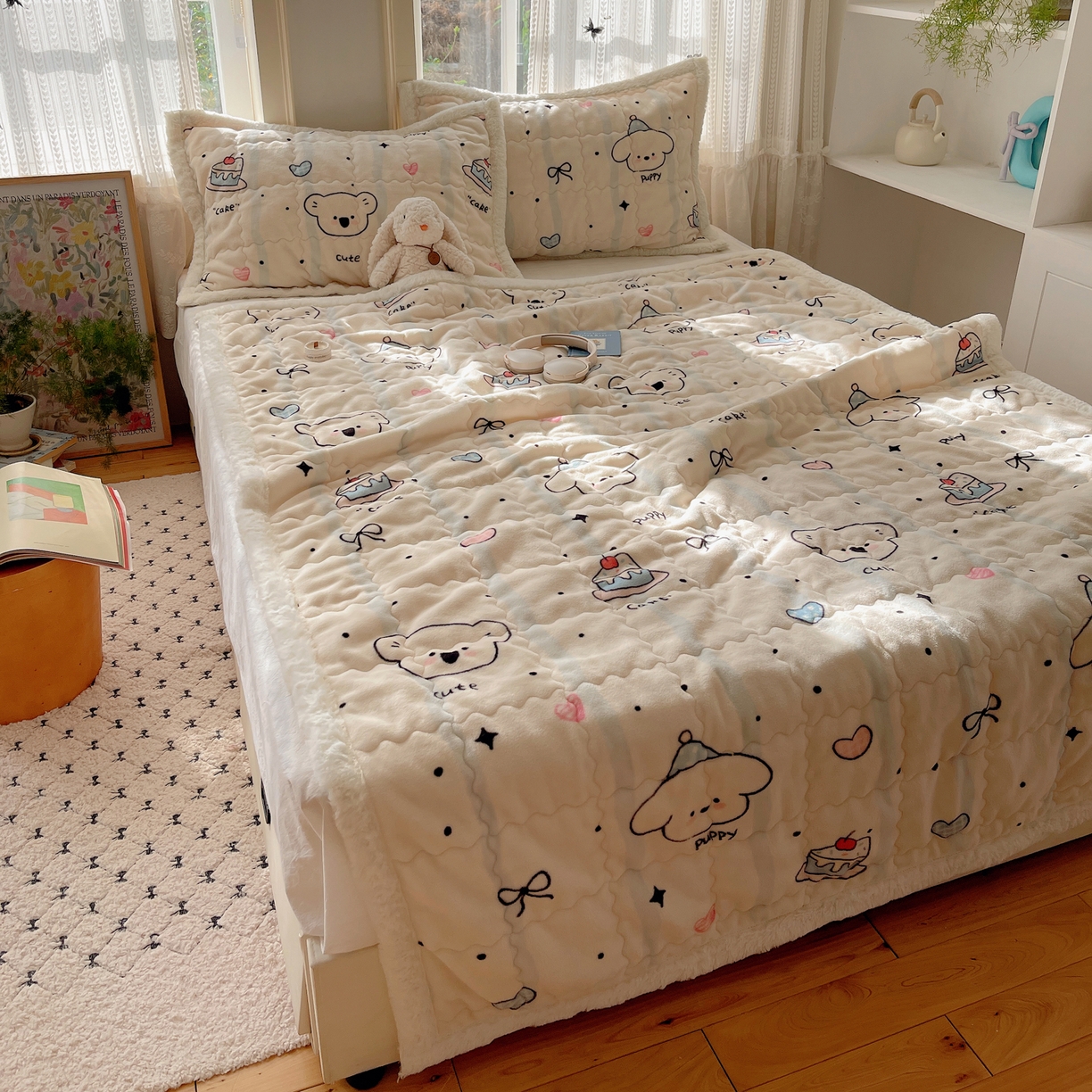 91家纺网 家纺一手货源 找家纺 红嘴企鹅 2025新款高克重牛奶绒印花床护垫床褥 蛋糕狗