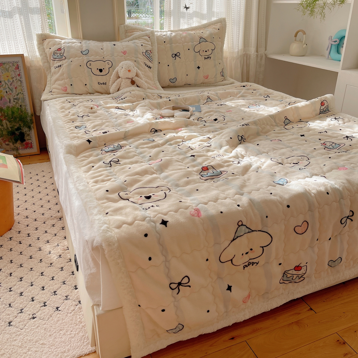 91家纺网 家纺一手货源 找家纺 红嘴企鹅 2025新款高克重牛奶绒印花床护垫床褥 蛋糕狗