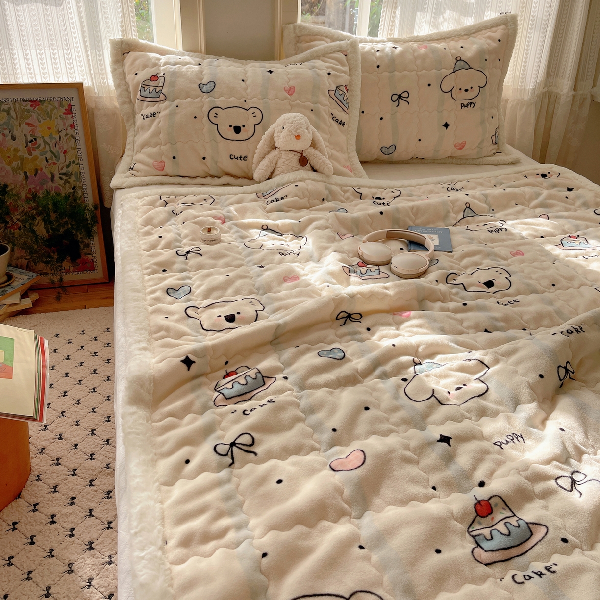 91家纺网 家纺一手货源 找家纺 红嘴企鹅 2025新款高克重牛奶绒印花床护垫床褥 蛋糕狗