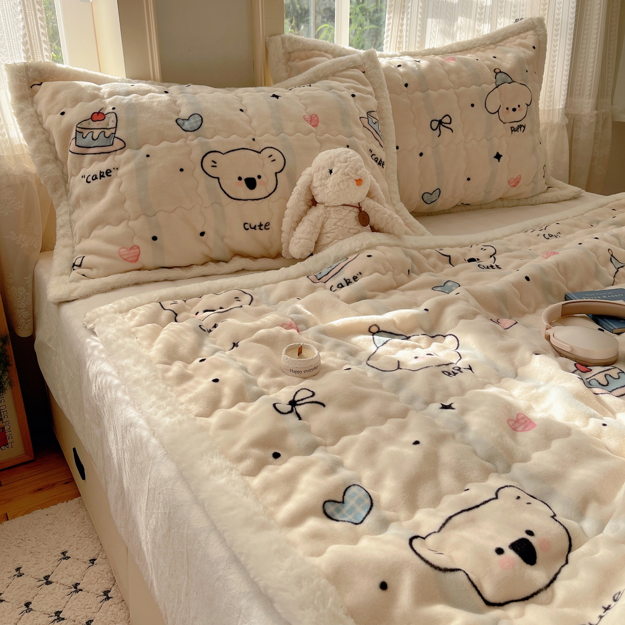 91家纺网 家纺一手货源 找家纺 红嘴企鹅 2025新款高克重牛奶绒印花床护垫床褥 蛋糕狗