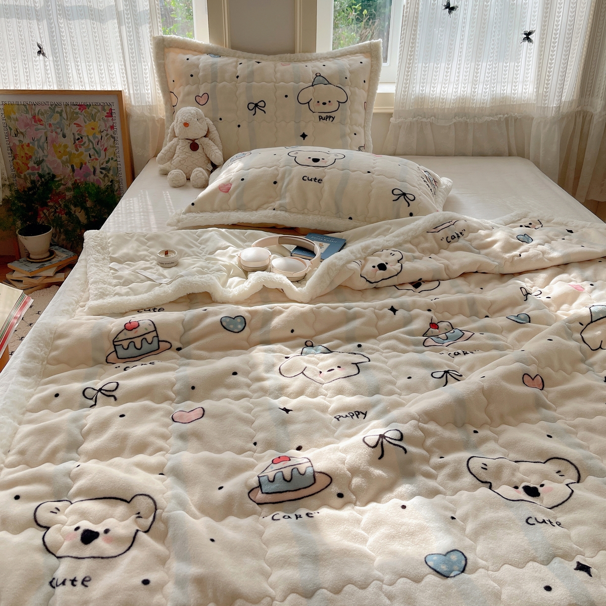 91家纺网 家纺一手货源 找家纺 红嘴企鹅 2025新款高克重牛奶绒印花床护垫床褥 蛋糕狗