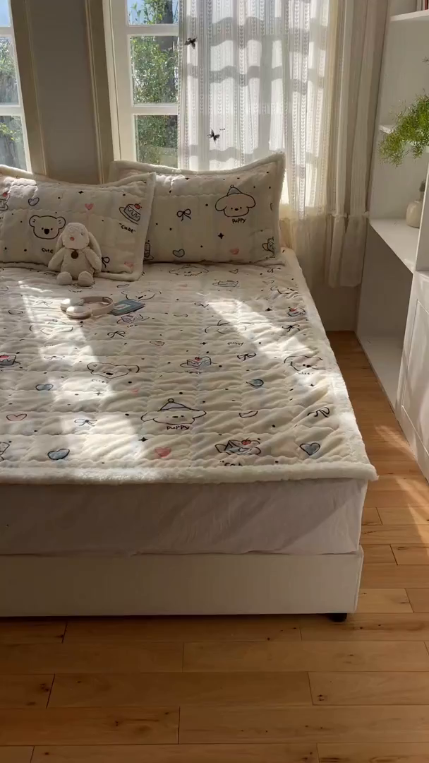 91家纺网 家纺一手货源 找家纺 红嘴企鹅 2025新款高克重牛奶绒印花床护垫床褥 蛋糕狗