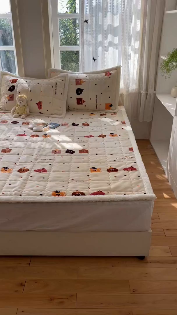 91家纺网 家纺一手货源 找家纺 红嘴企鹅 2025新款高克重牛奶绒印花床护垫床褥 点心