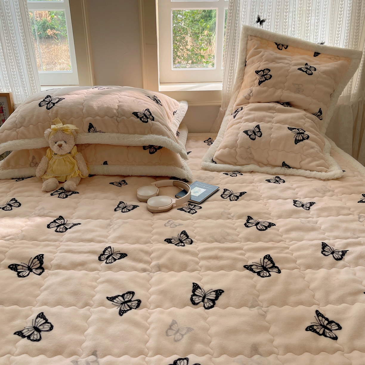 91家纺网 家纺一手货源 找家纺 红嘴企鹅 2025新款高克重牛奶绒印花床护垫床褥 蝶梦