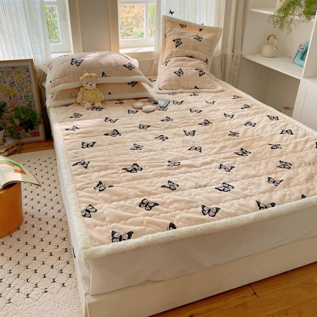 91家纺网 家纺一手货源 找家纺 红嘴企鹅 2025新款高克重牛奶绒印花床护垫床褥 蝶梦