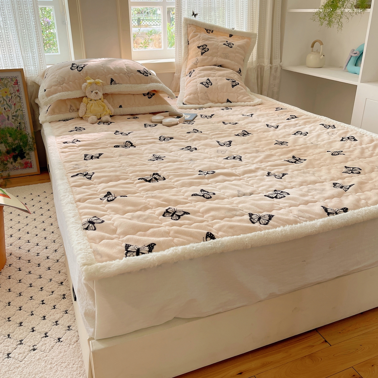 91家纺网 家纺一手货源 找家纺 红嘴企鹅 2025新款高克重牛奶绒印花床护垫床褥 蝶梦