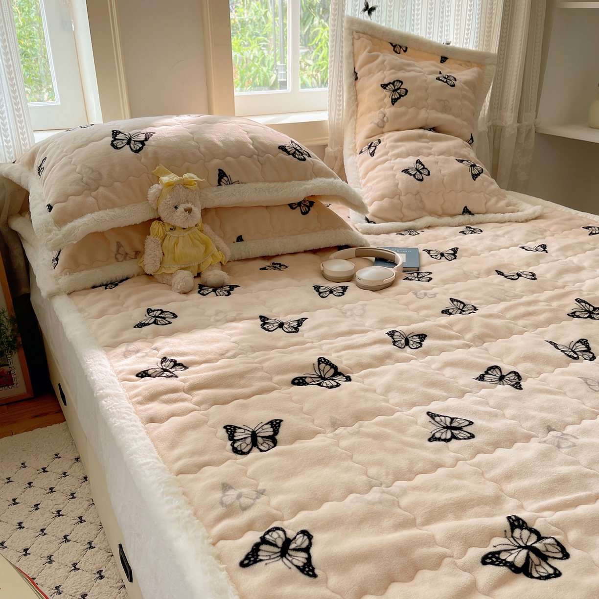 91家纺网 家纺一手货源 找家纺 红嘴企鹅 2025新款高克重牛奶绒印花床护垫床褥 蝶梦