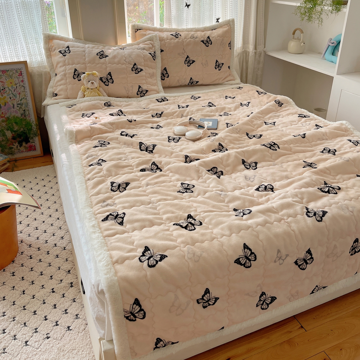 91家纺网 家纺一手货源 找家纺 红嘴企鹅 2025新款高克重牛奶绒印花床护垫床褥 蝶梦