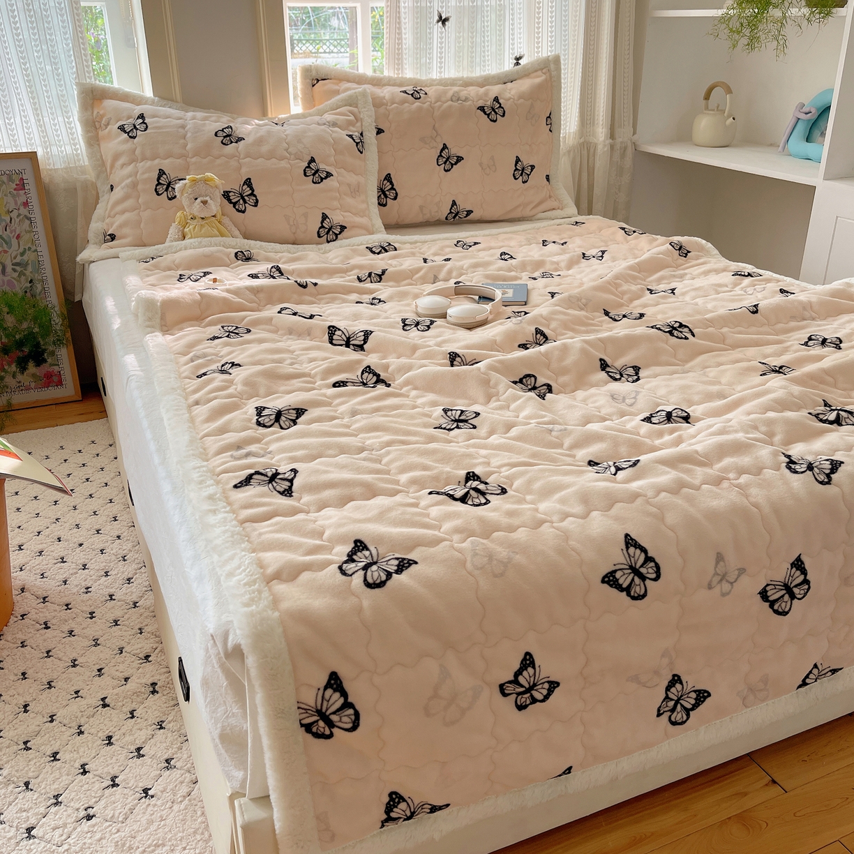 91家纺网 家纺一手货源 找家纺 红嘴企鹅 2025新款高克重牛奶绒印花床护垫床褥 蝶梦