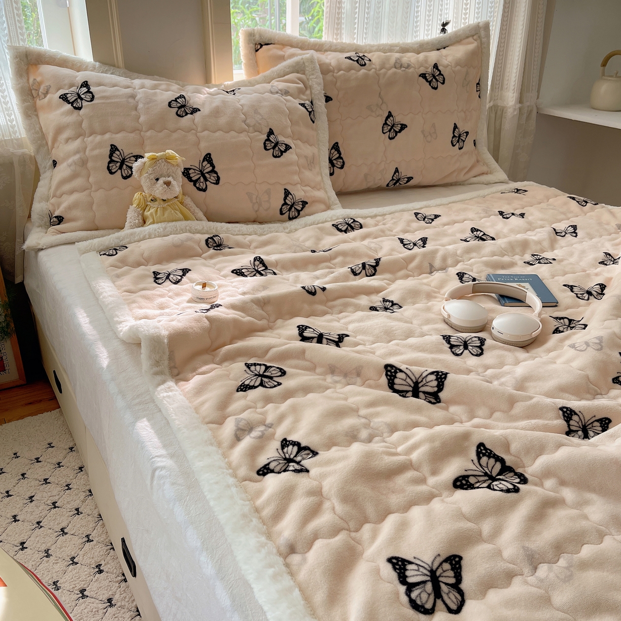 91家纺网 家纺一手货源 找家纺 红嘴企鹅 2025新款高克重牛奶绒印花床护垫床褥 蝶梦