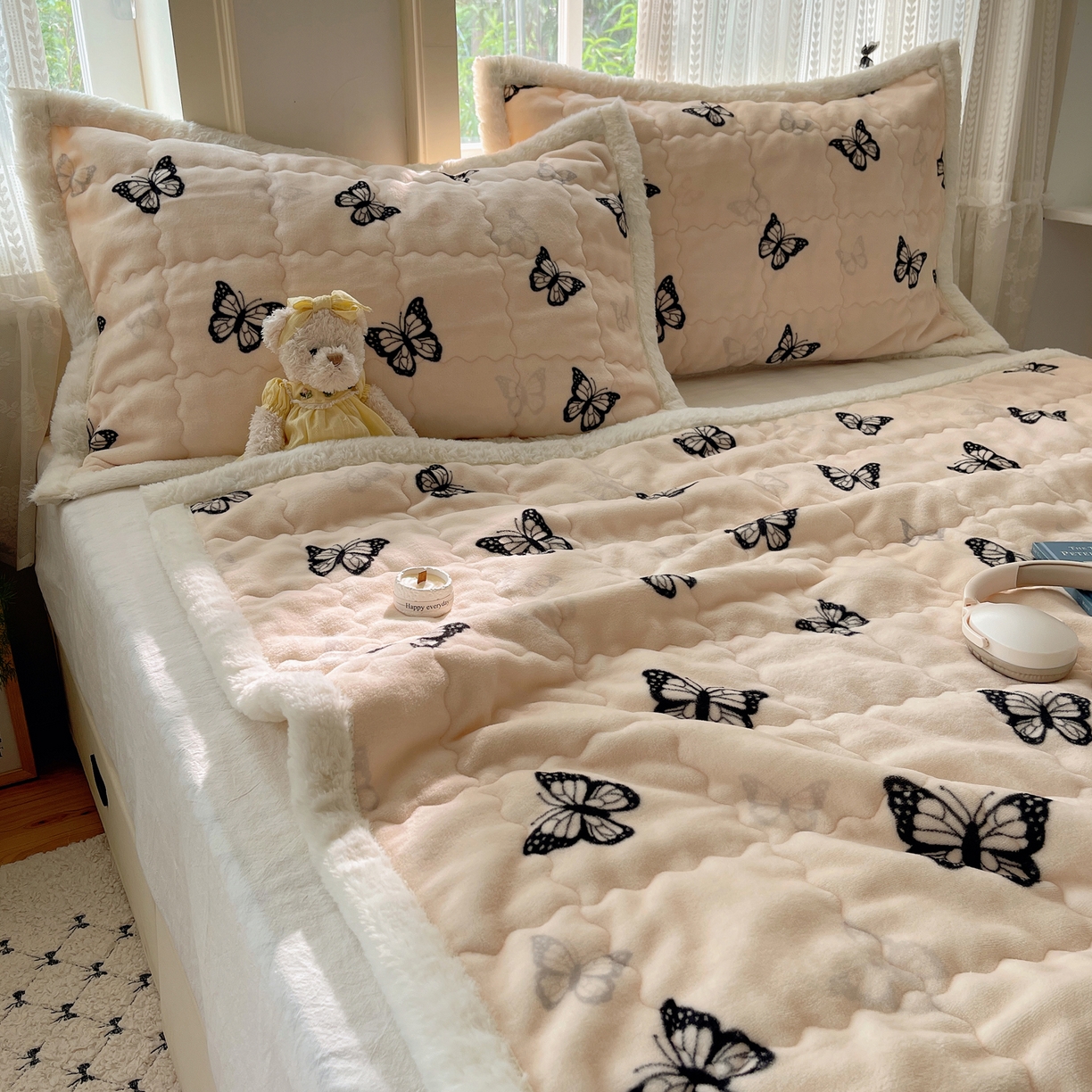 91家纺网 家纺一手货源 找家纺 红嘴企鹅 2025新款高克重牛奶绒印花床护垫床褥 蝶梦