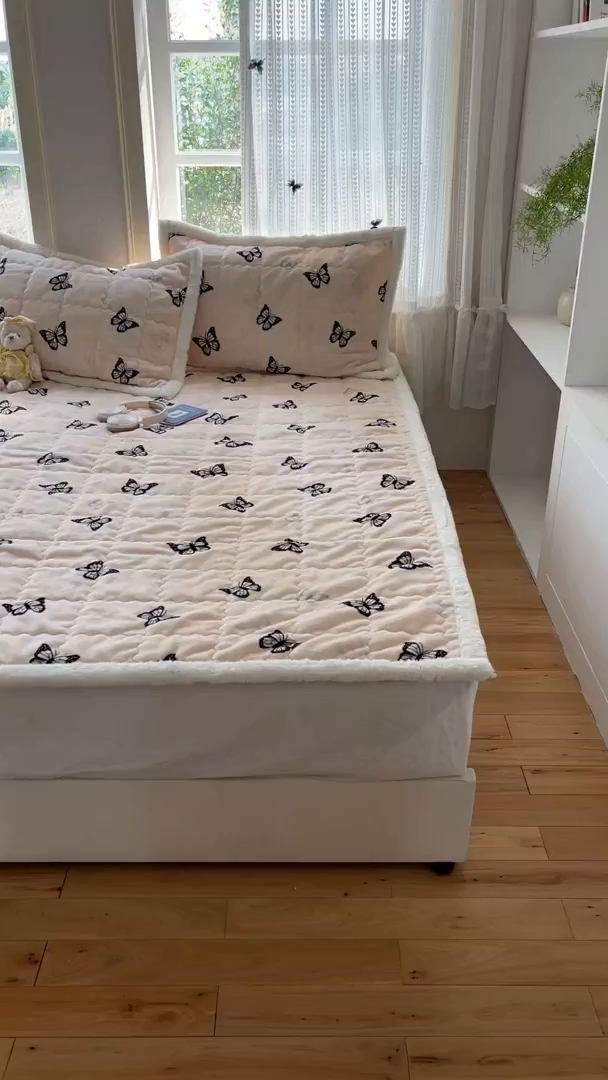 91家纺网 家纺一手货源 找家纺 红嘴企鹅 2025新款高克重牛奶绒印花床护垫床褥 蝶梦