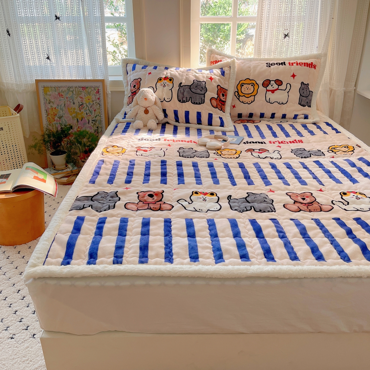 91家纺网 家纺一手货源 找家纺 红嘴企鹅 2025新款高克重牛奶绒印花床护垫床褥 动物乐园