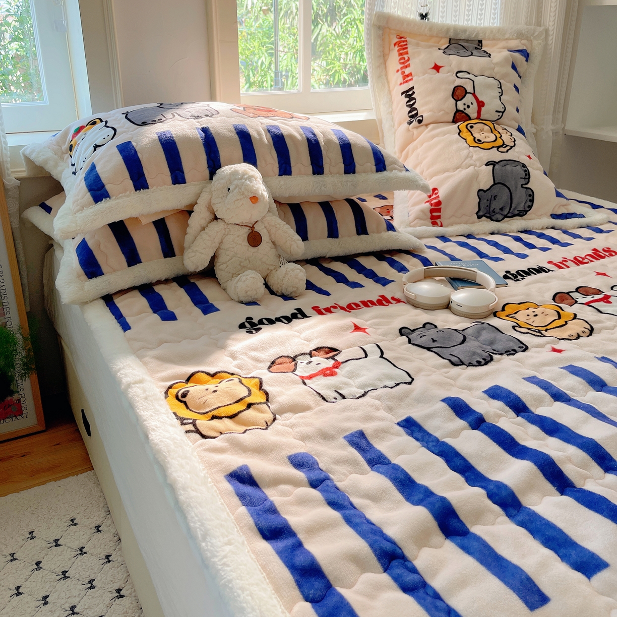 91家纺网 家纺一手货源 找家纺 红嘴企鹅 2025新款高克重牛奶绒印花床护垫床褥 动物乐园