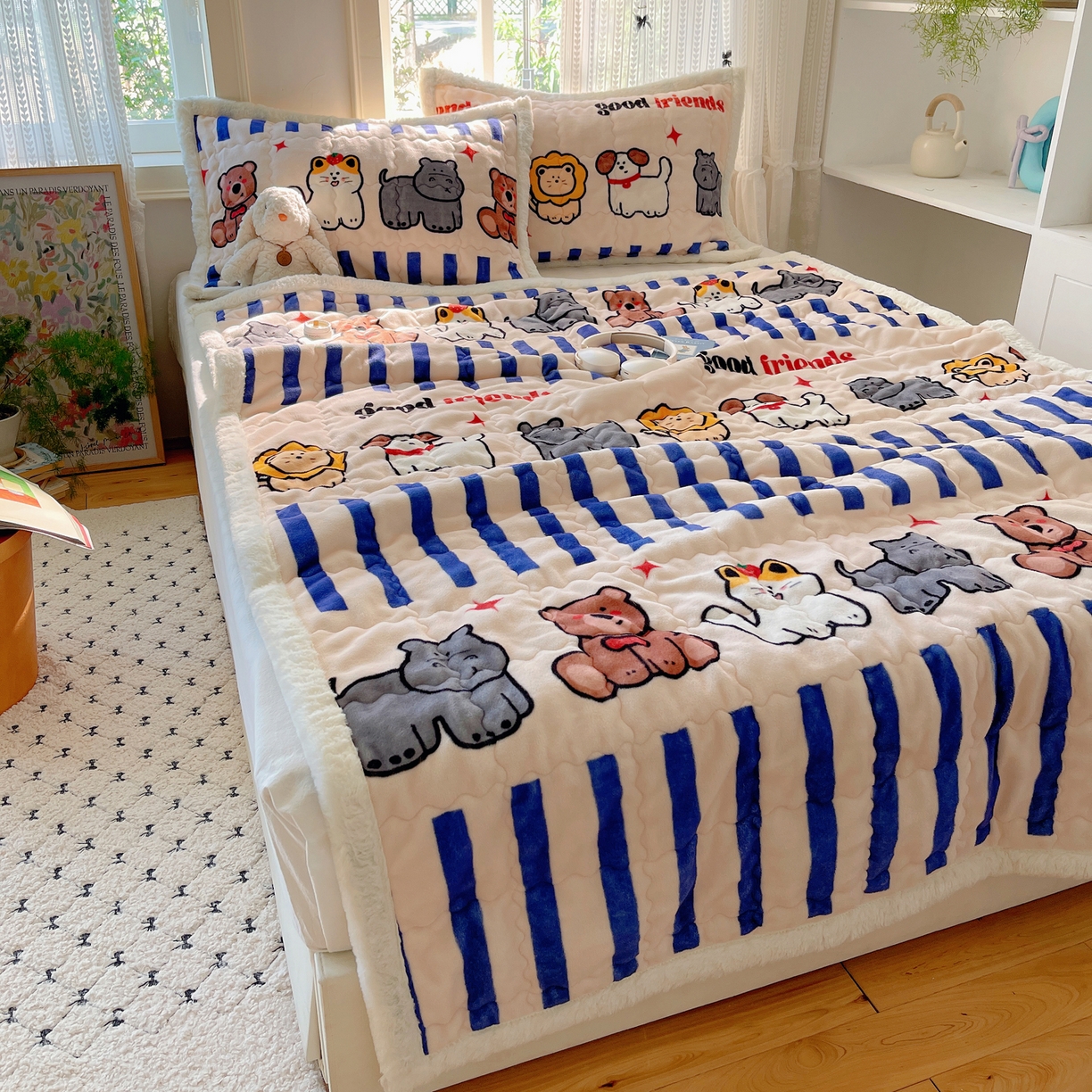 91家纺网 家纺一手货源 找家纺 红嘴企鹅 2025新款高克重牛奶绒印花床护垫床褥 动物乐园