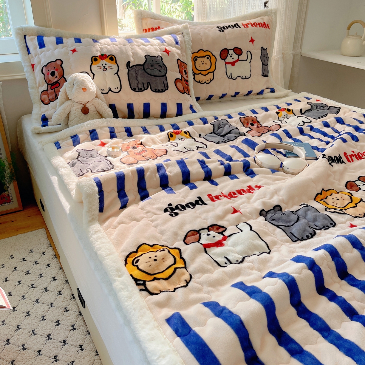 91家纺网 家纺一手货源 找家纺 红嘴企鹅 2025新款高克重牛奶绒印花床护垫床褥 动物乐园