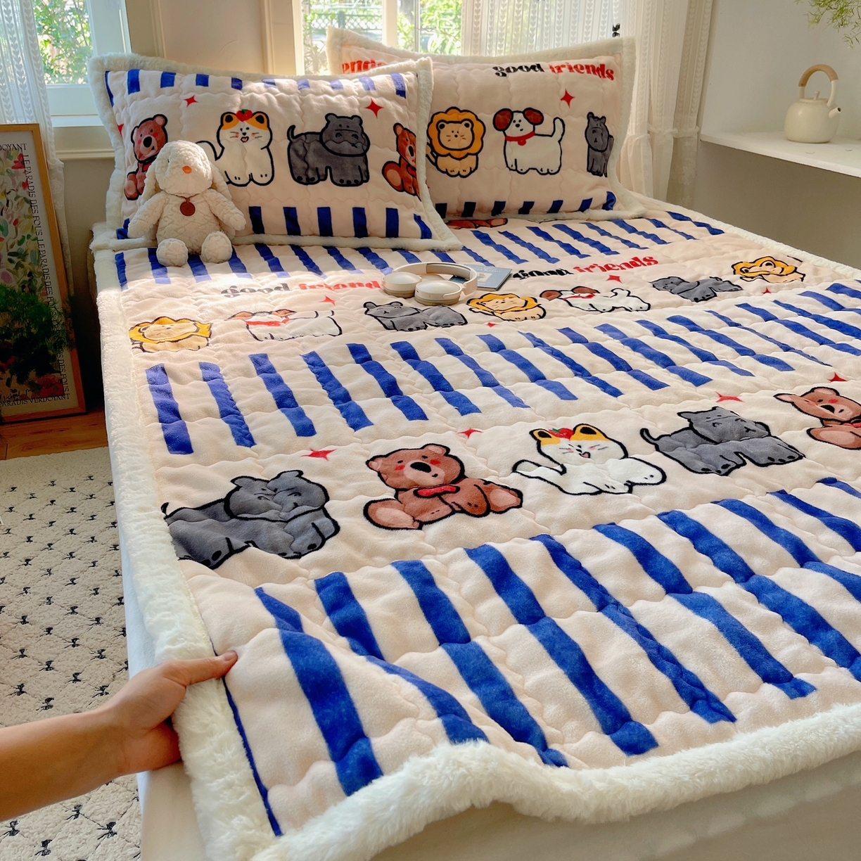 91家纺网 家纺一手货源 找家纺 红嘴企鹅 2025新款高克重牛奶绒印花床护垫床褥 动物乐园