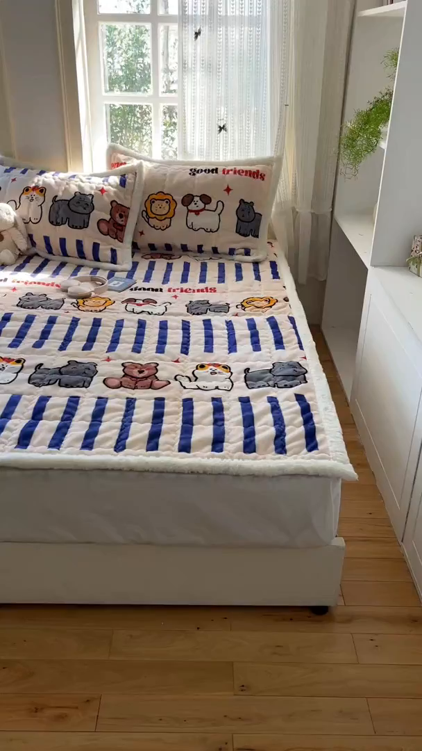 91家纺网 家纺一手货源 找家纺 红嘴企鹅 2025新款高克重牛奶绒印花床护垫床褥 动物乐园