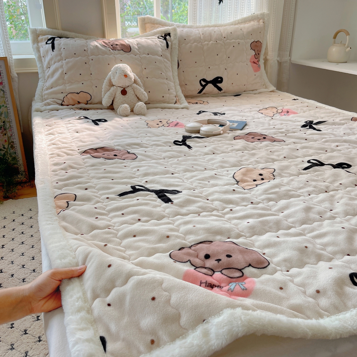 91家纺网 家纺一手货源 找家纺 红嘴企鹅 2025新款高克重牛奶绒印花床护垫床褥 蝴蝶结狗狗