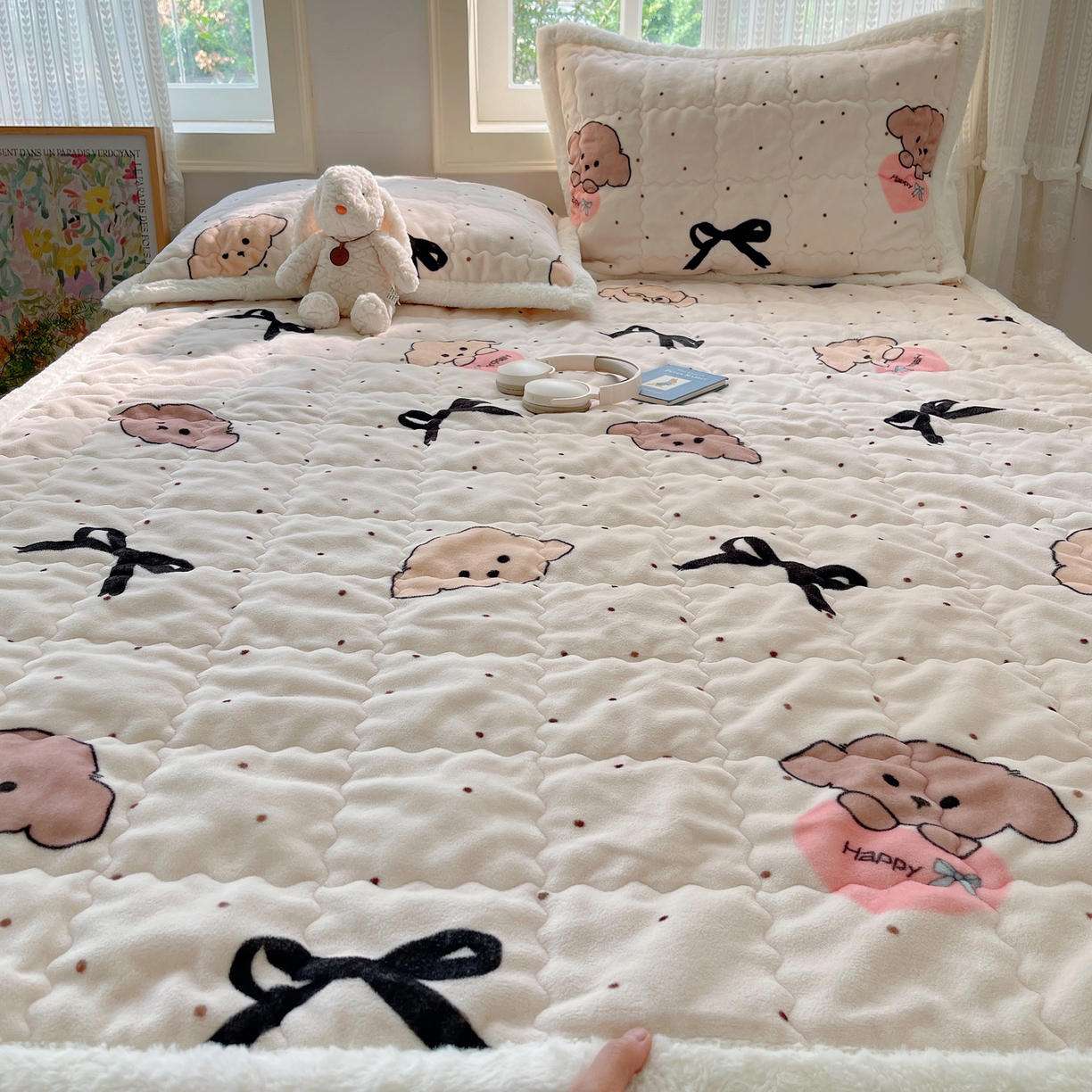91家纺网 家纺一手货源 找家纺 红嘴企鹅 2025新款高克重牛奶绒印花床护垫床褥 蝴蝶结狗狗