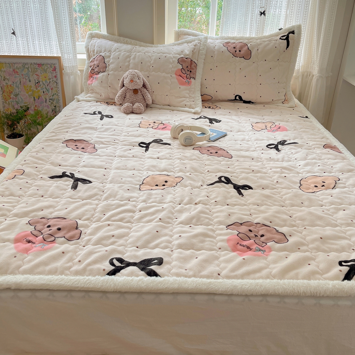 91家纺网 家纺一手货源 找家纺 红嘴企鹅 2025新款高克重牛奶绒印花床护垫床褥 蝴蝶结狗狗