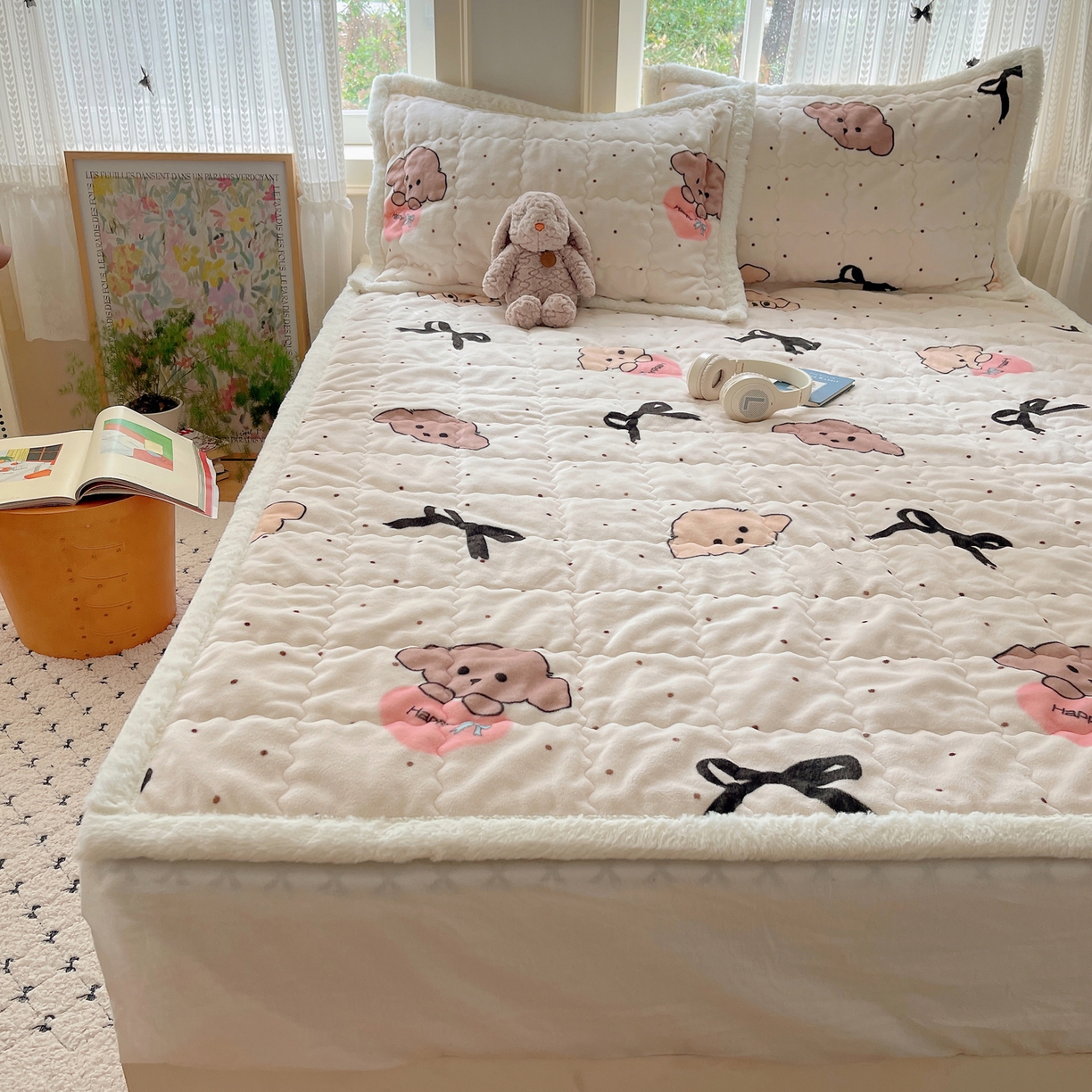 91家纺网 家纺一手货源 找家纺 红嘴企鹅 2025新款高克重牛奶绒印花床护垫床褥 蝴蝶结狗狗