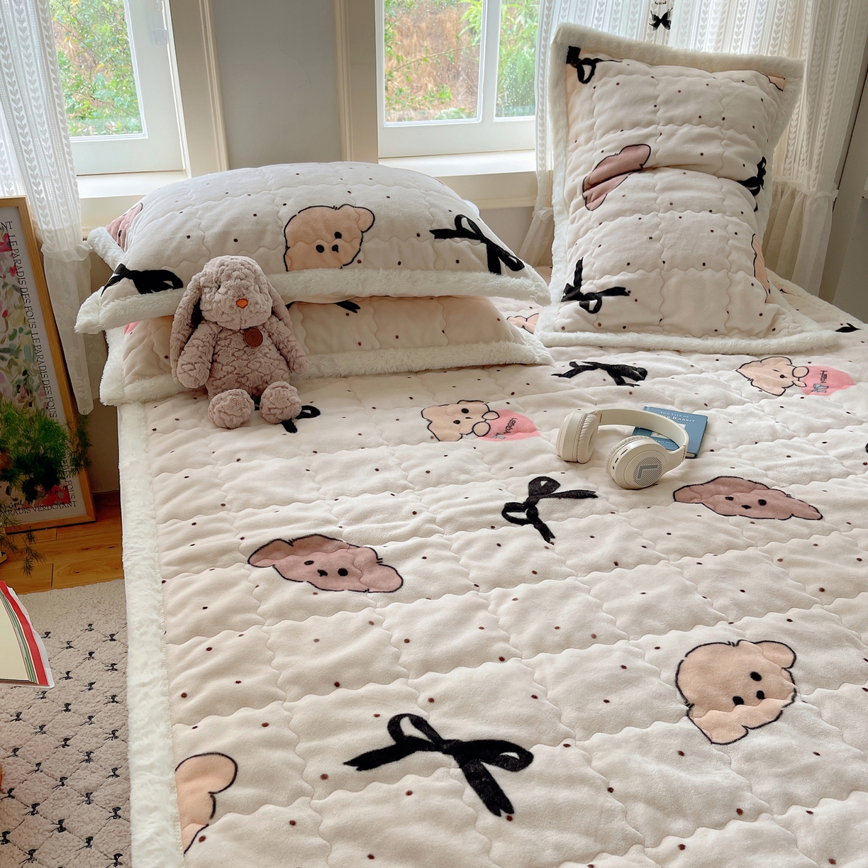 91家纺网 家纺一手货源 找家纺 红嘴企鹅 2025新款高克重牛奶绒印花床护垫床褥 蝴蝶结狗狗