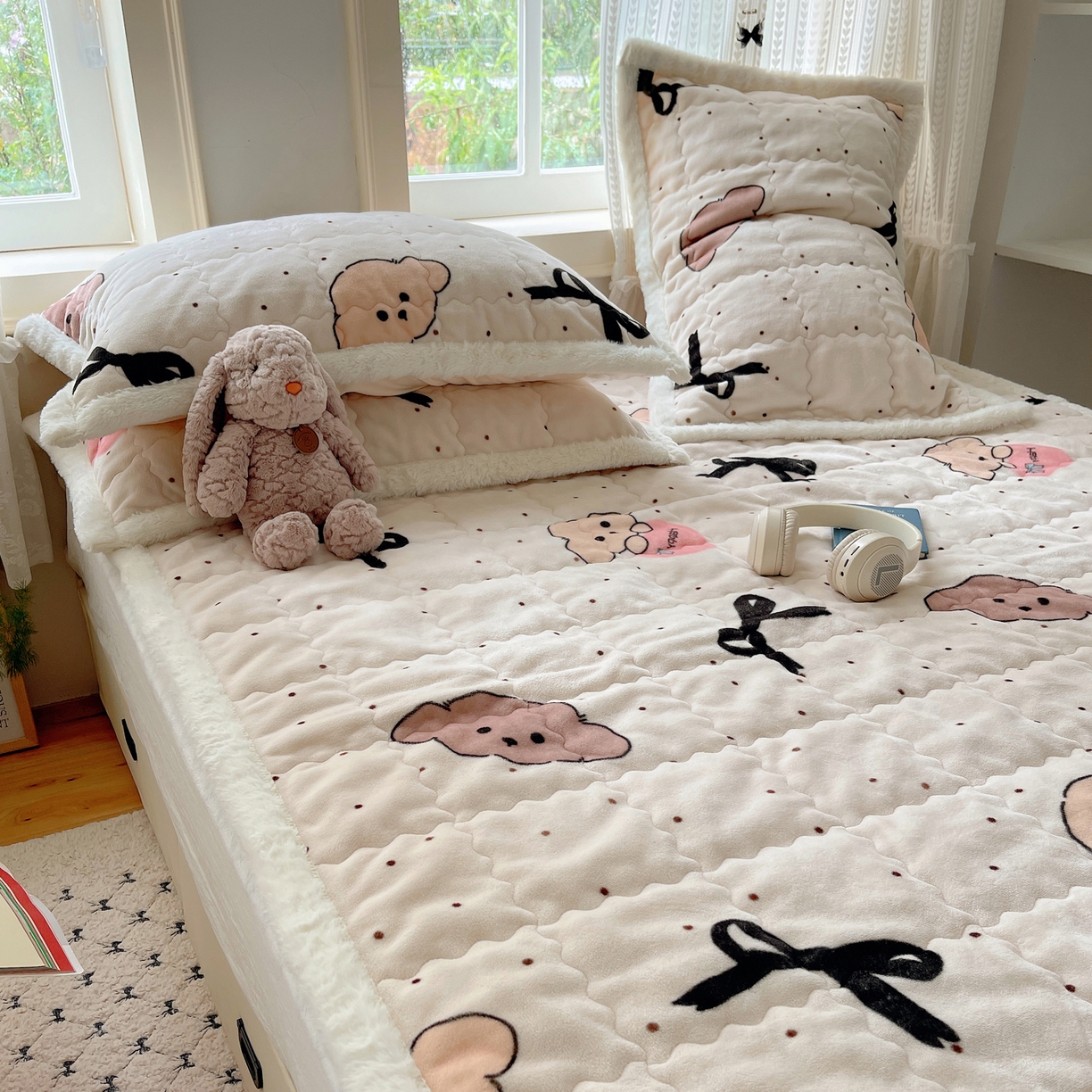 91家纺网 家纺一手货源 找家纺 红嘴企鹅 2025新款高克重牛奶绒印花床护垫床褥 蝴蝶结狗狗