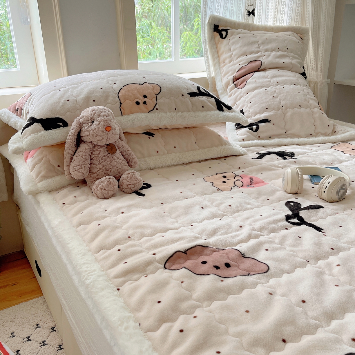 91家纺网 家纺一手货源 找家纺 红嘴企鹅 2025新款高克重牛奶绒印花床护垫床褥 蝴蝶结狗狗